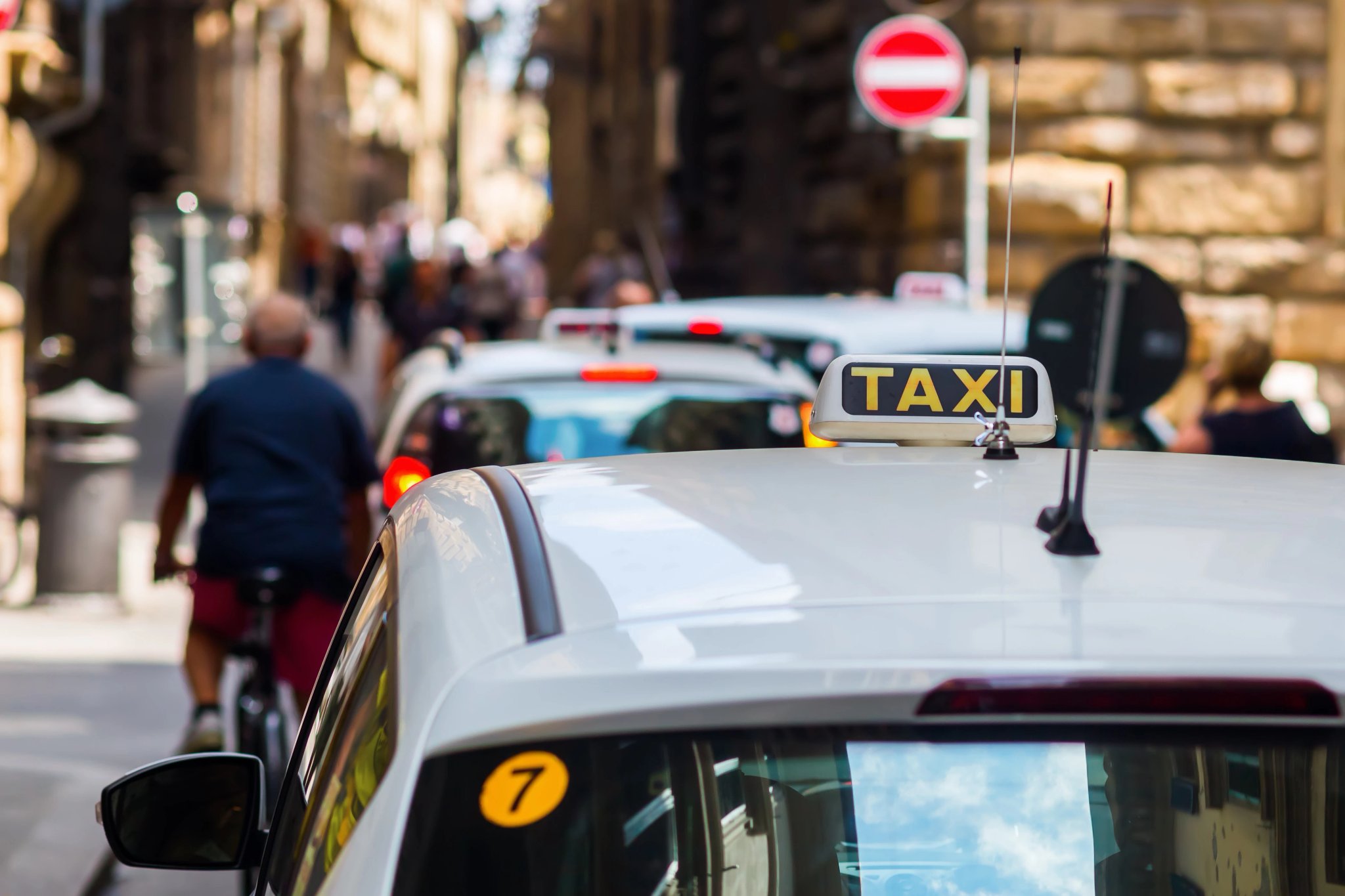 taxi i den gamle bydel af Firenze, Italien