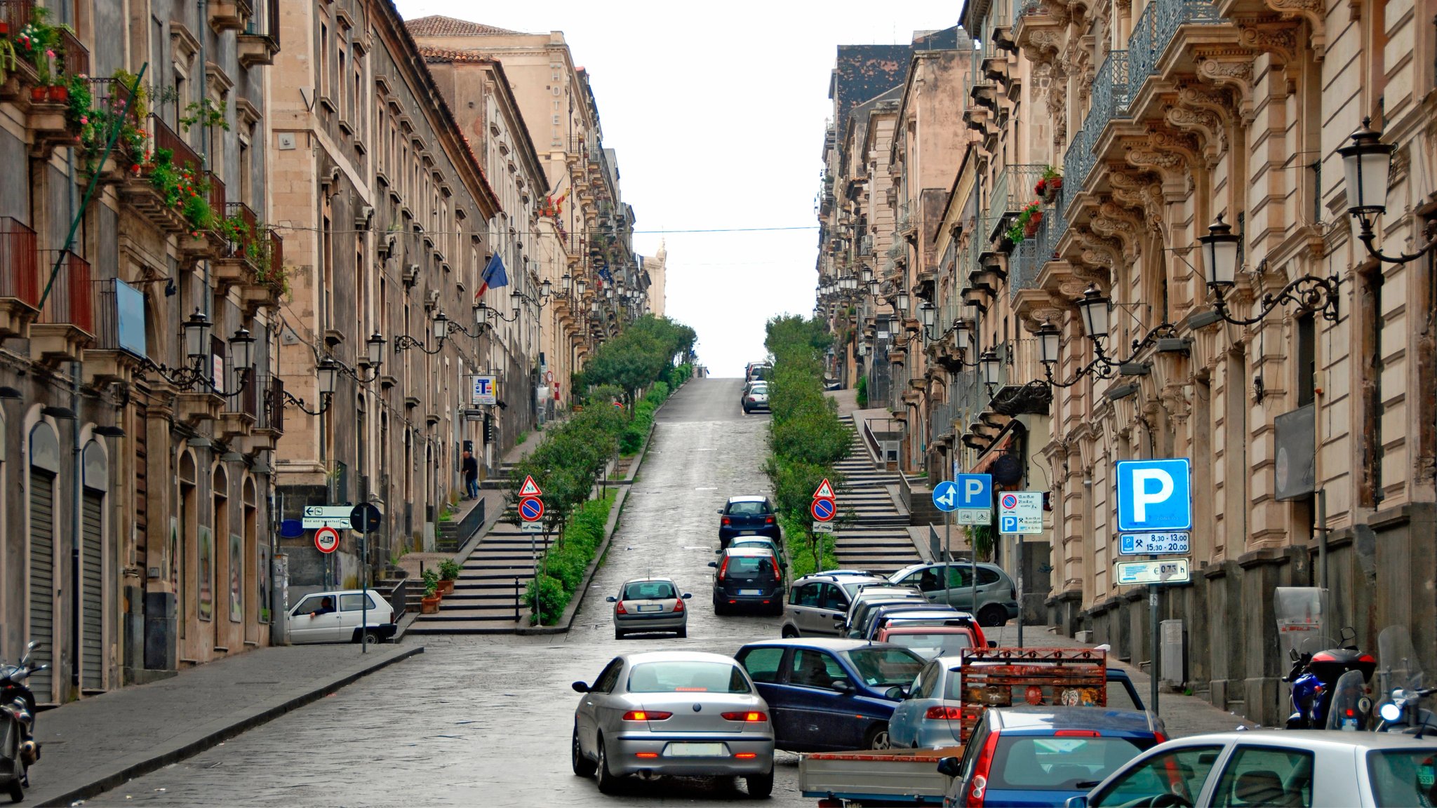 Steile Stadtstraße in Catania