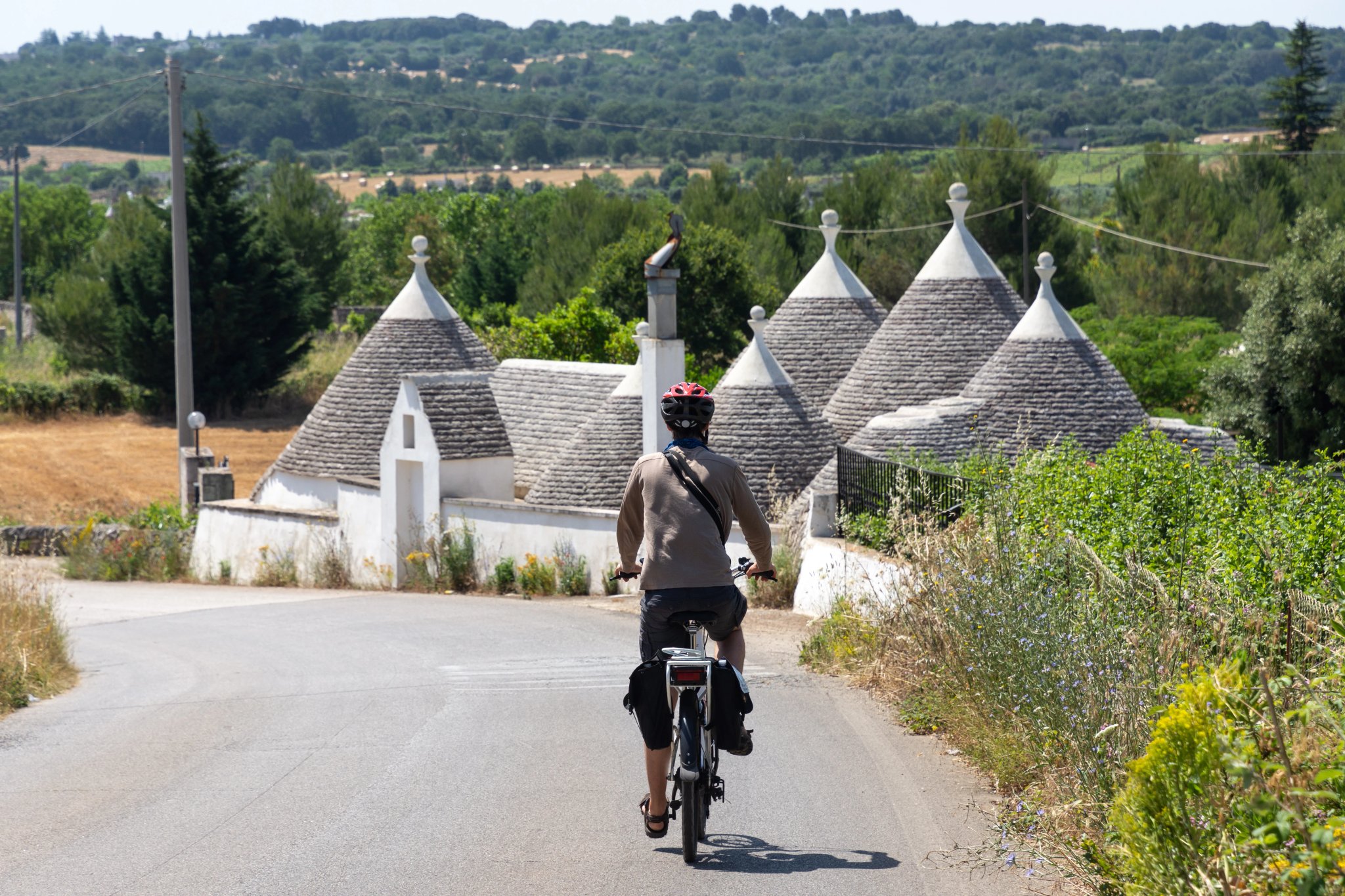 Touriste à vélo dans les Pouilles en Italie
