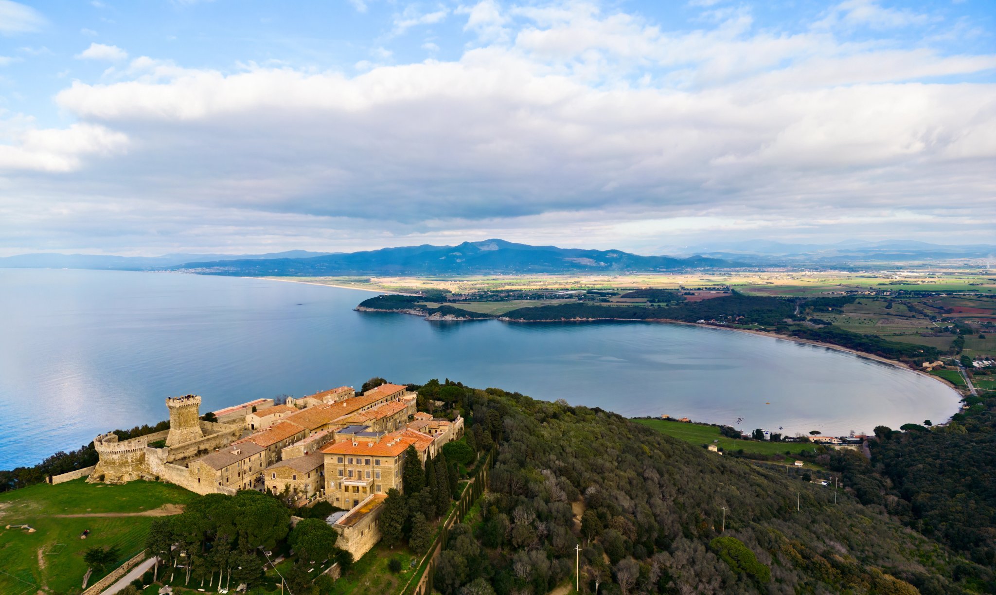 Panoramisk udsigt over den etruskiske by Populonia og bugten Baratti, Toscana, Italien