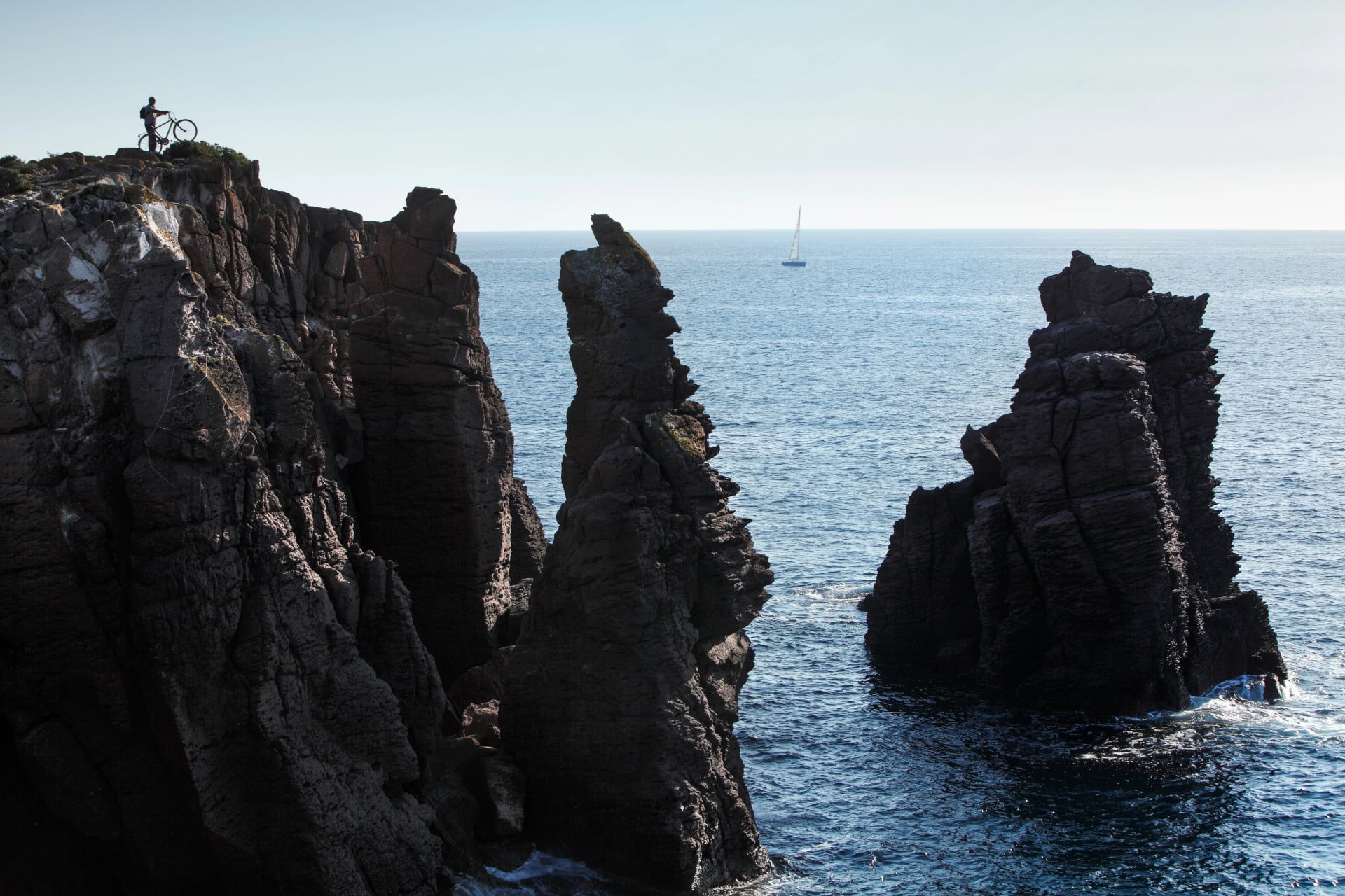 Barca a vela in lontananza in mezzo agli scogli - Calasetta - Sardegna