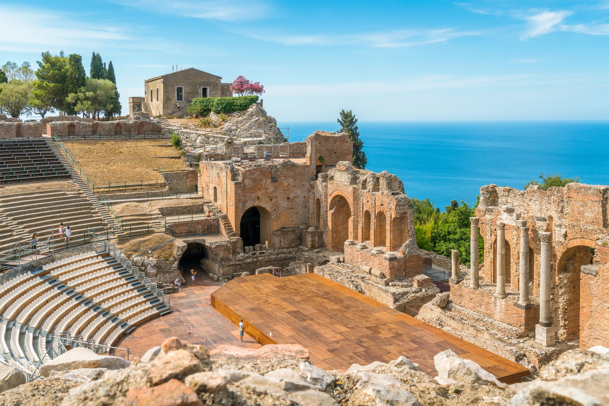 Ruinen des antiken griechischen Theaters in Taormina an einem sonnigen Sommertag mit dem Mittelmeer. Provinz Messina, Sizilien, Süditalien.
