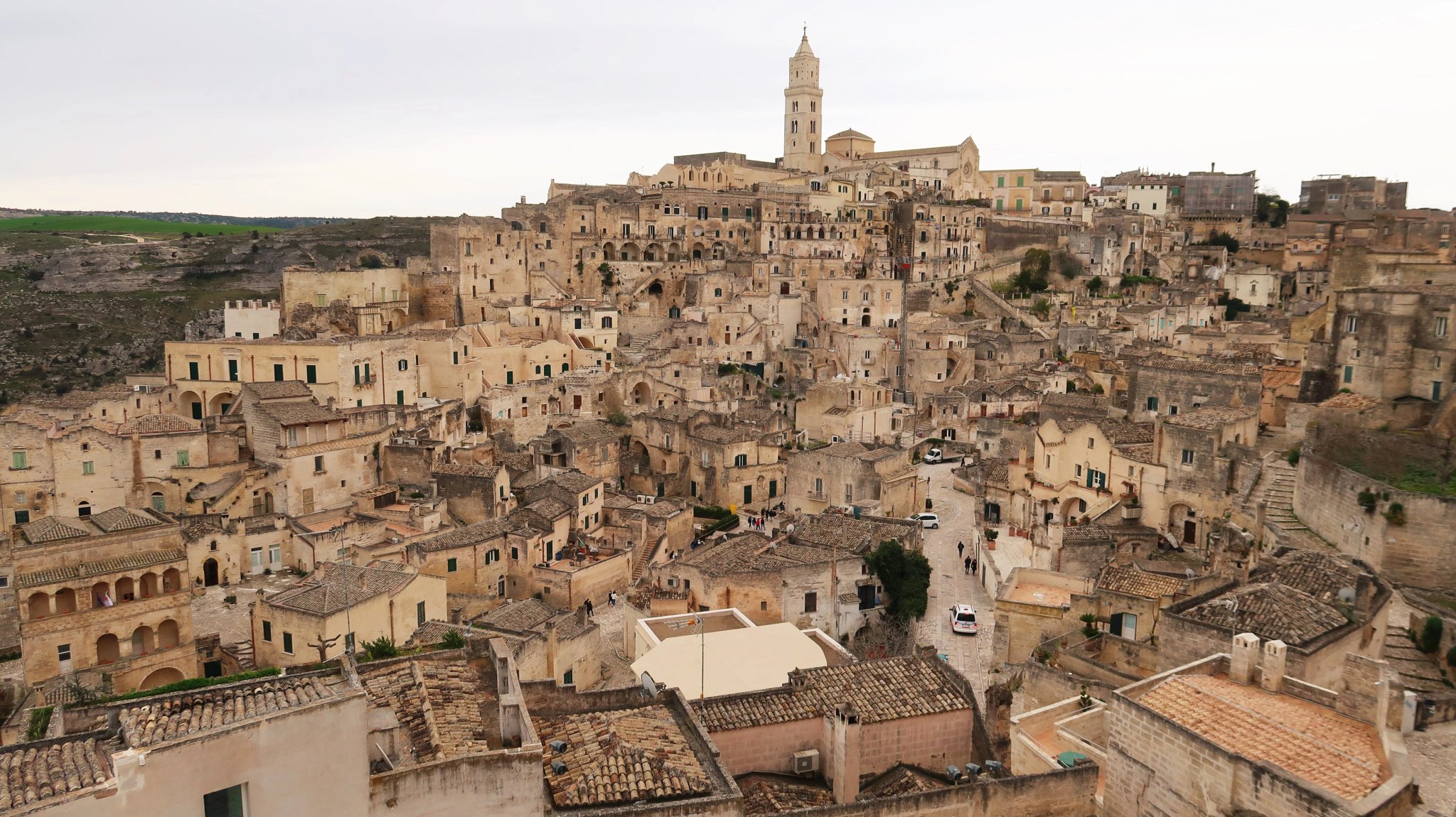 Panorama sur les Sassi de la ville troglodytique de Matera, en Basilicate, vue panoramique sur le Sasso Barisano (Italie)