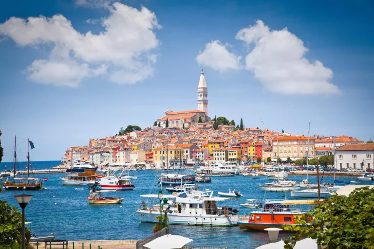 Alte istrische Stadt in rovinj Kroatien stockpack adobe stock skaliert